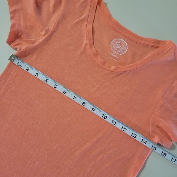 SO® Women's Orange Scoop-neck Short Sleeve Pullover Tee - Picture 3 of 9